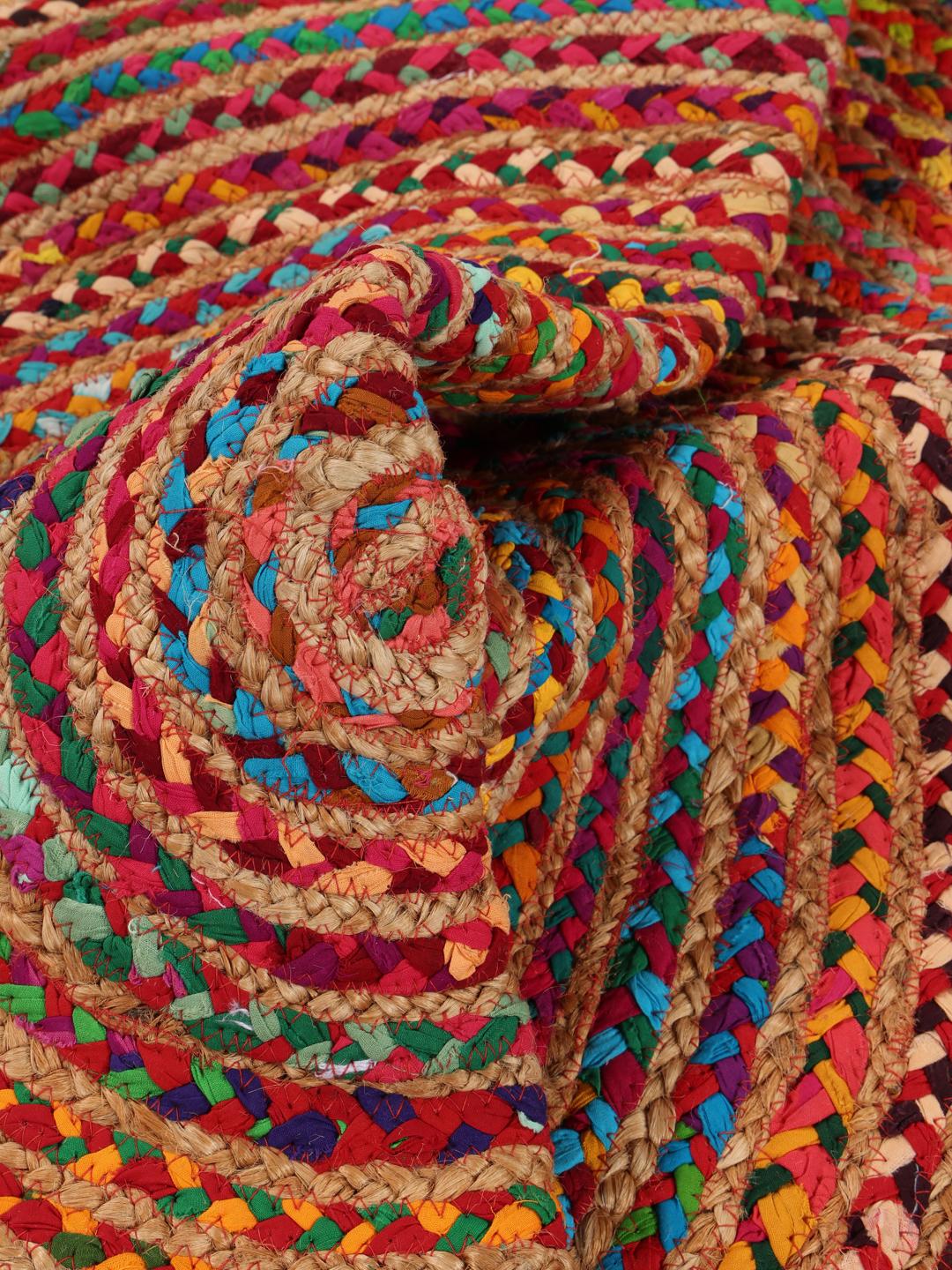 Rond multicolor tapijt met een gevlochten jute ontwerp