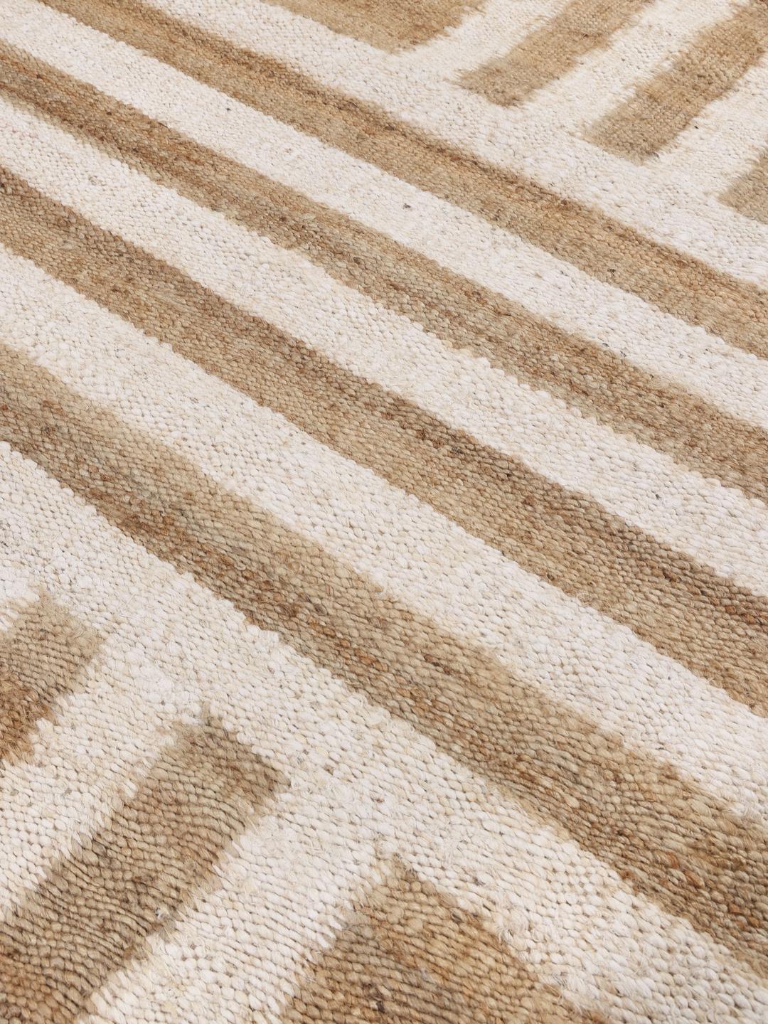 Beige en wit handgeweven jute vloerkleed met een gestreept patroon