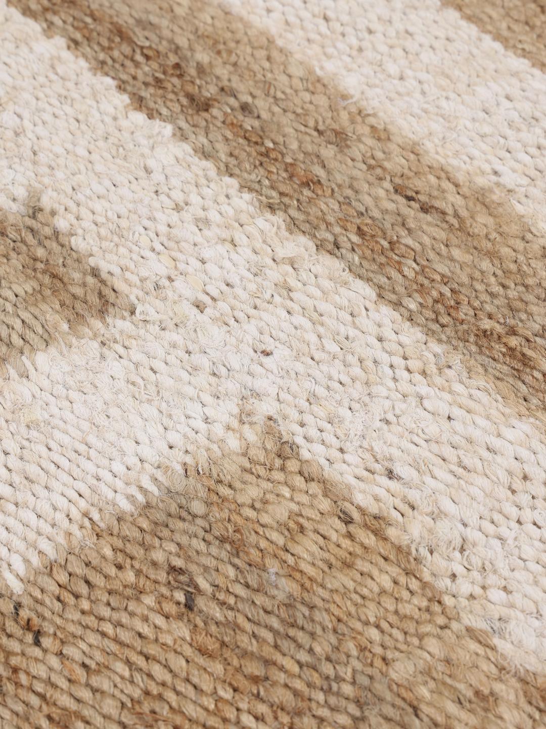 Beige en wit handgeweven jute vloerkleed met een gestreept patroon