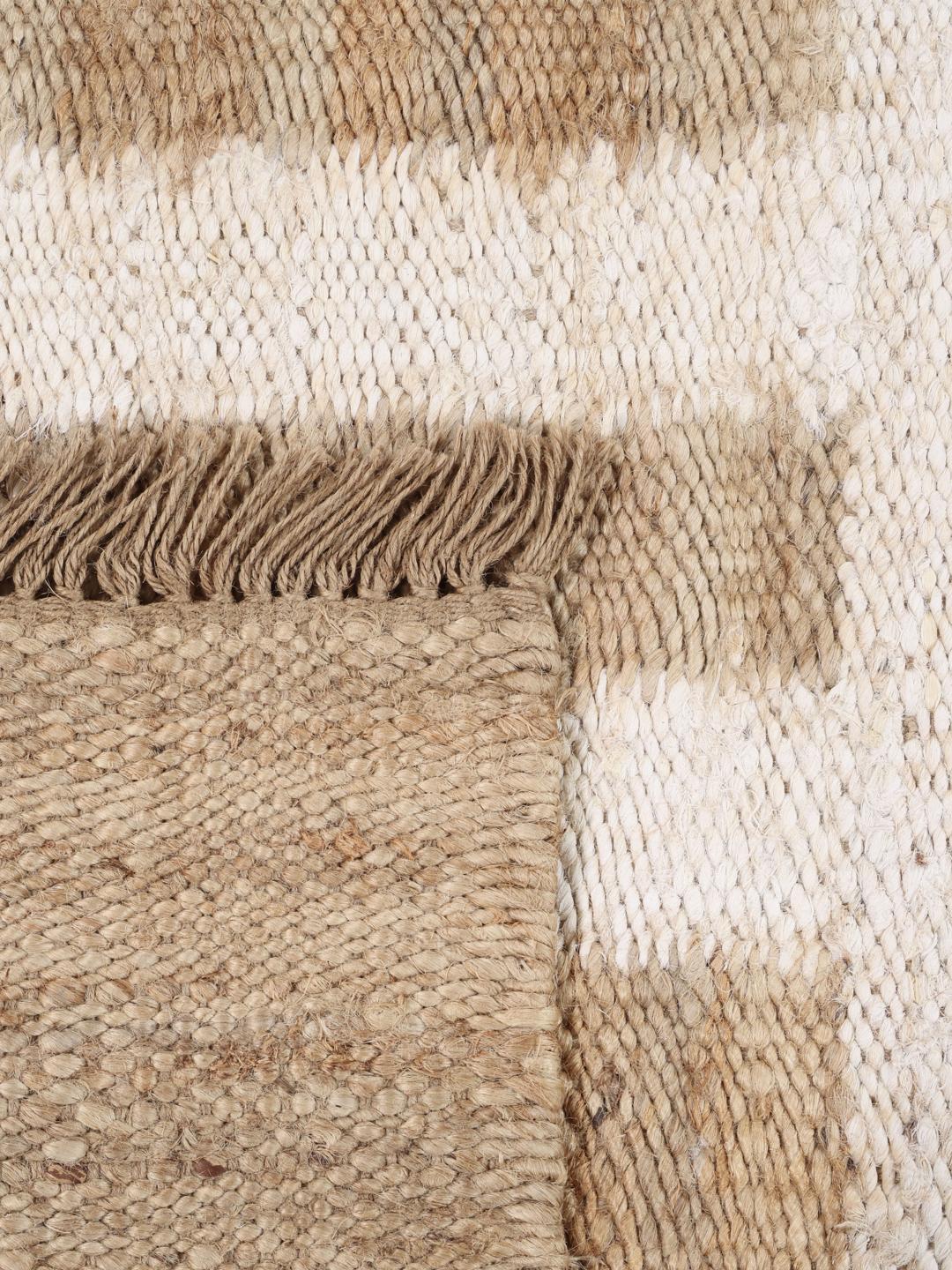 Beige en wit handgeweven jute vloerkleed met een gestreept patroon
