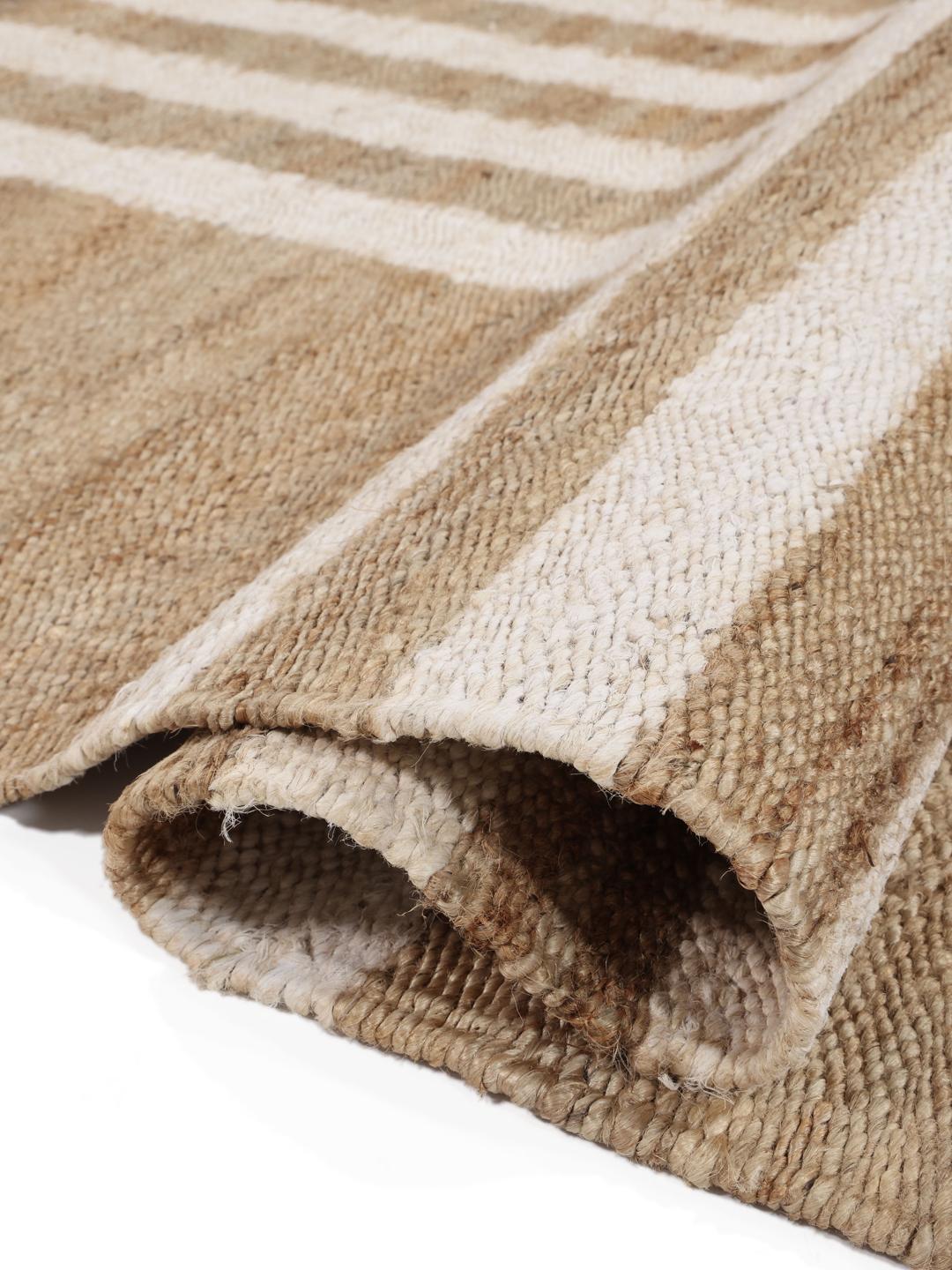 Beige en wit handgeweven jute vloerkleed met een gestreept patroon