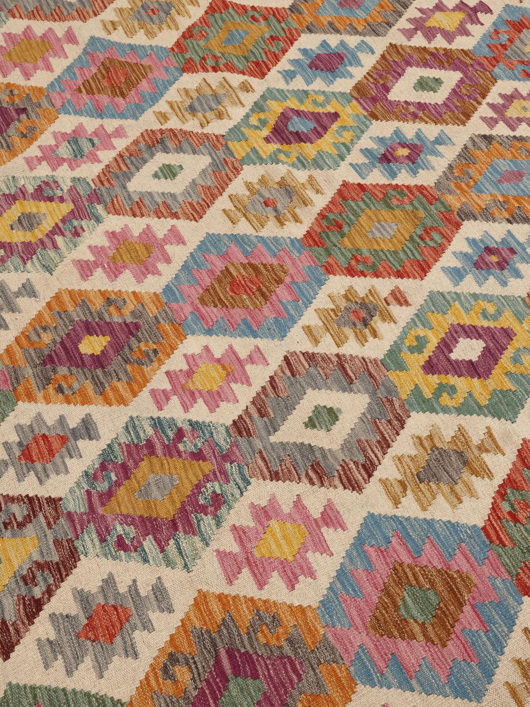 Een groot, uniek Afghan Kelim-tapijt met een levendig geometrisch ruitpatroon in een veelkleurig palet.