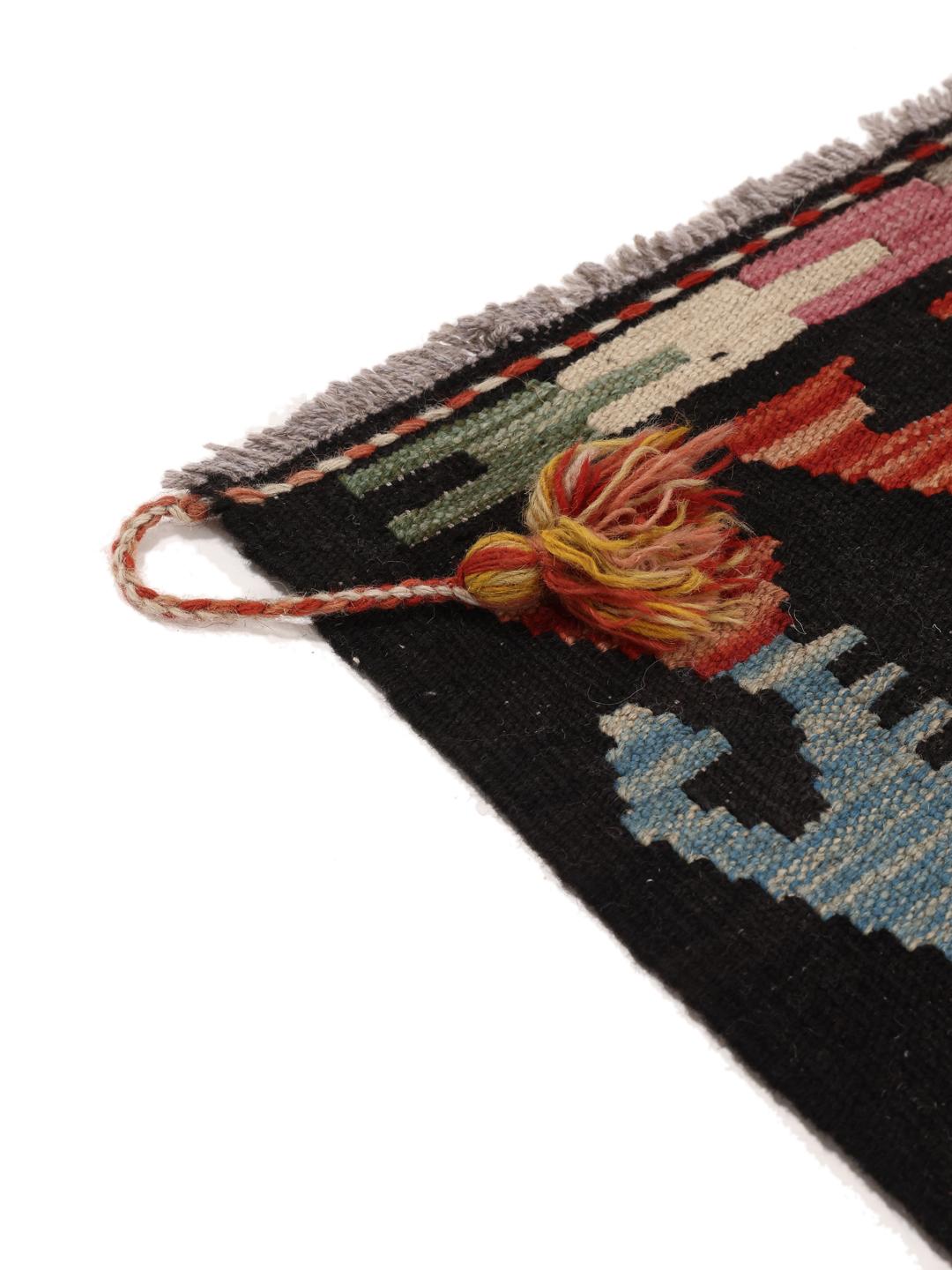 Een groot, uniek Afghan Kelim-tapijt met een levendig geometrisch ruitpatroon in een veelkleurig palet.