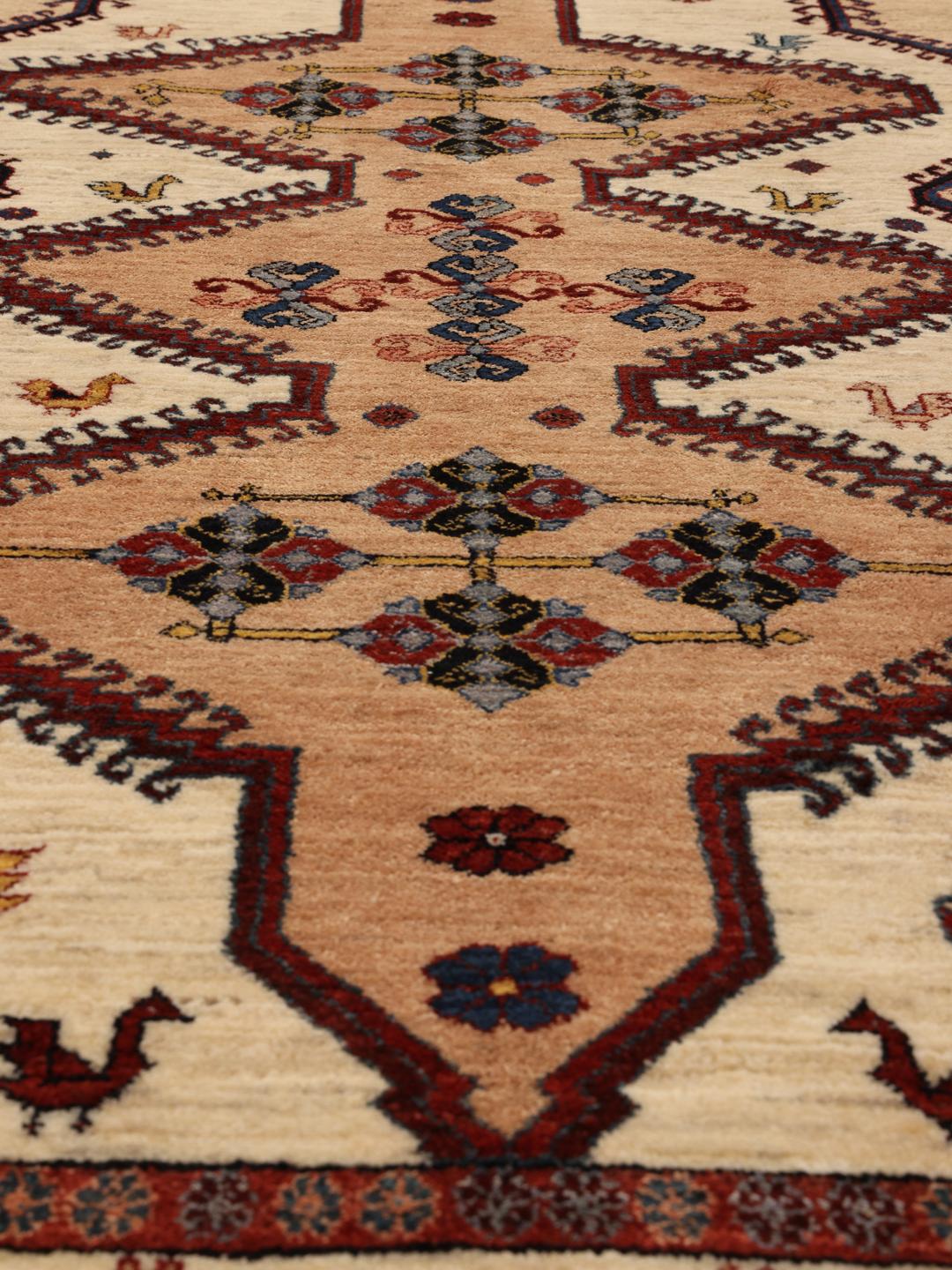Handgeknoopt Gabbeh Kashkooli tapijt uit het Midden-Oosten met een beige veld en figuratieve motieven