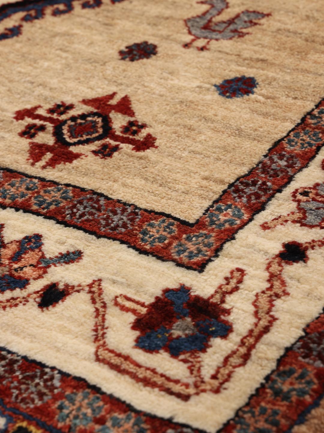 Handgeknoopt Gabbeh Kashkooli tapijt uit het Midden-Oosten met een beige veld en figuratieve motieven
