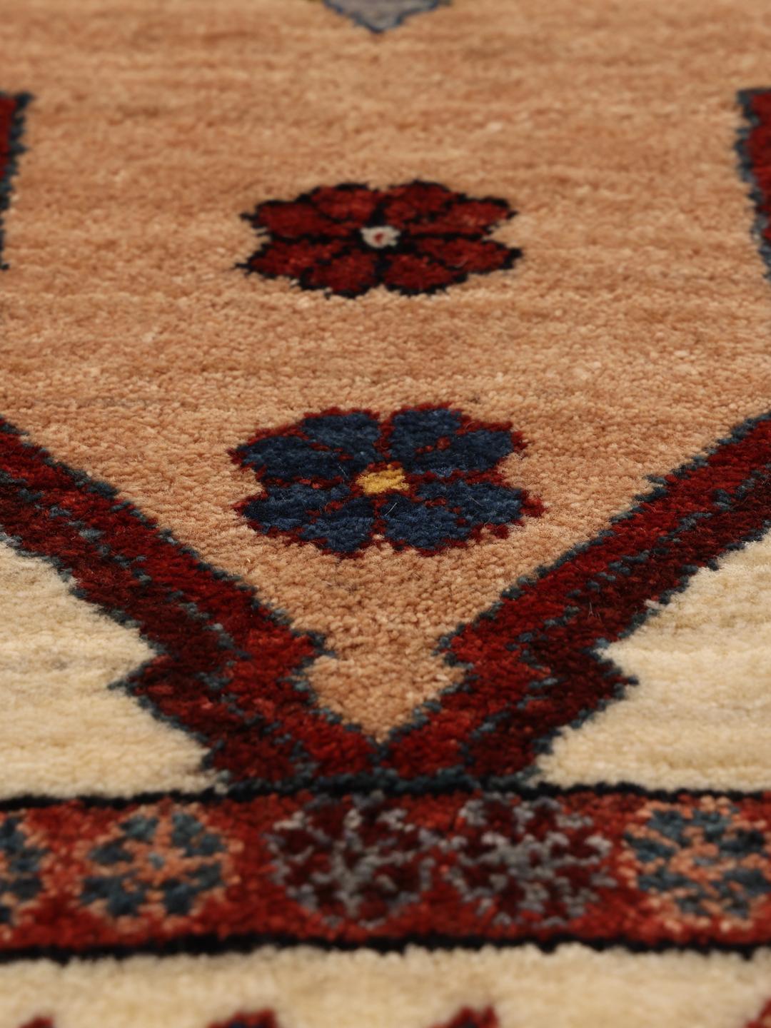 Handgeknoopt Gabbeh Kashkooli tapijt uit het Midden-Oosten met een beige veld en figuratieve motieven