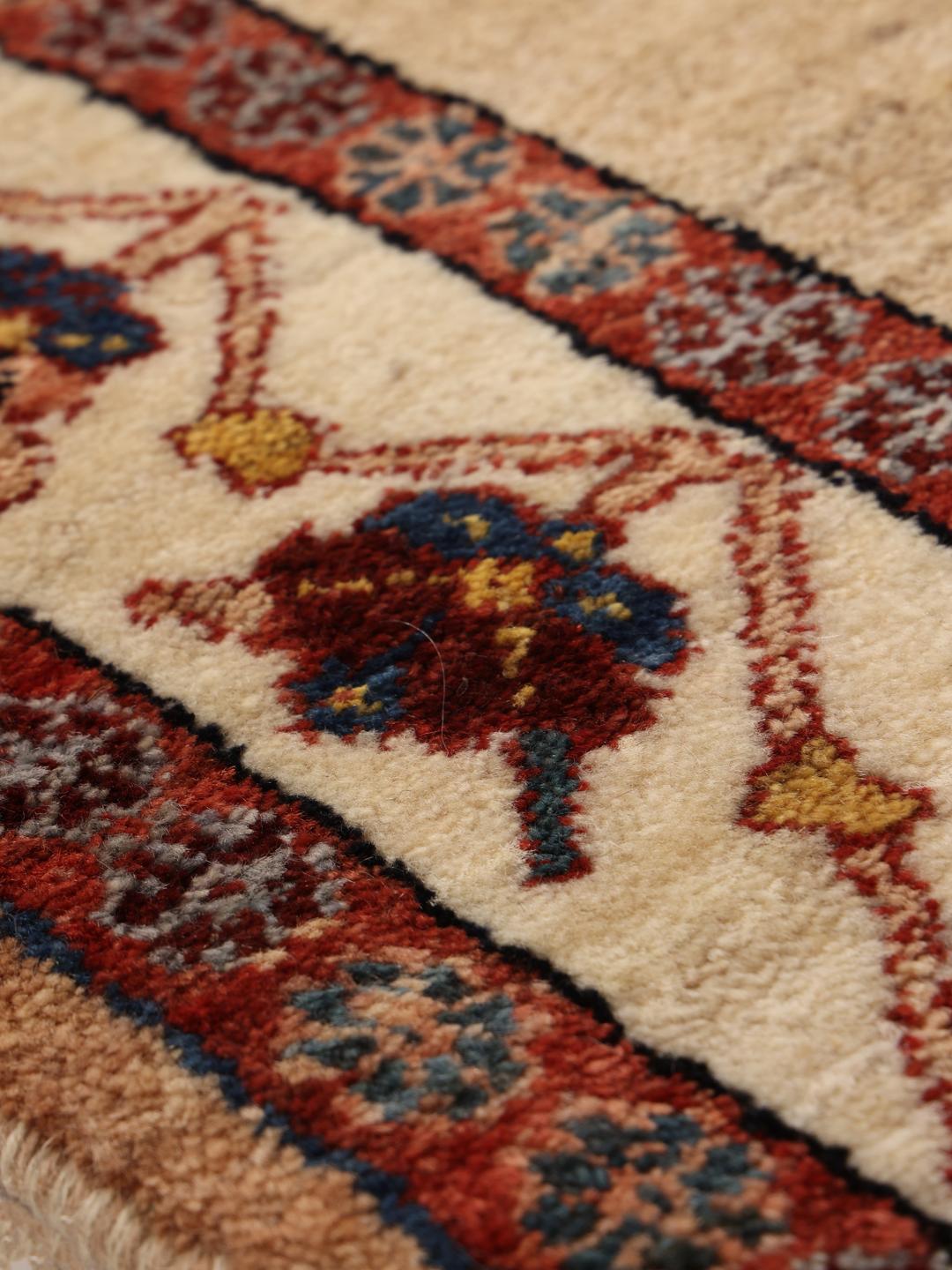 Handgeknoopt Gabbeh Kashkooli tapijt uit het Midden-Oosten met een beige veld en figuratieve motieven