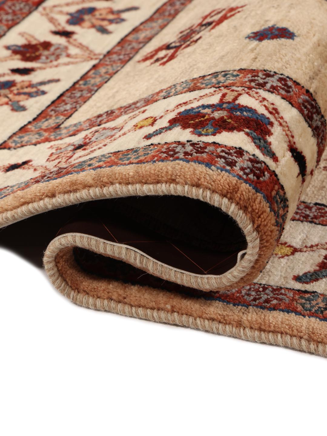 Handgeknoopt Gabbeh Kashkooli tapijt uit het Midden-Oosten met een beige veld en figuratieve motieven