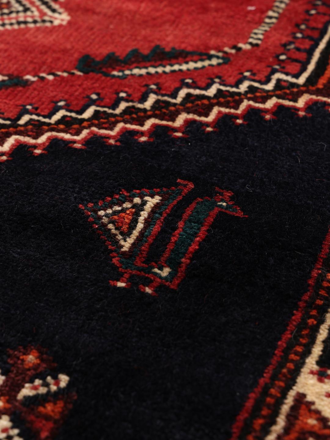 Handgeknoopt Shiraz-tapijt uit het Midden-Oosten in rood en zwart