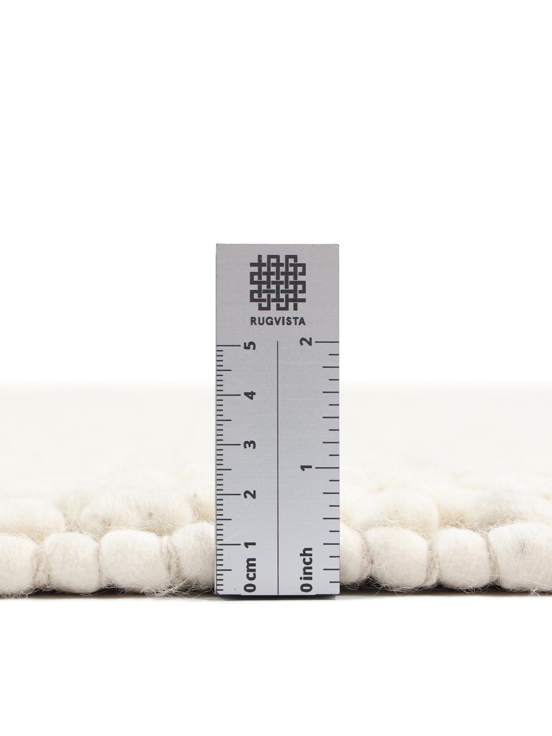 Tapis de couloir blanc cassé avec une texture structurée en laine