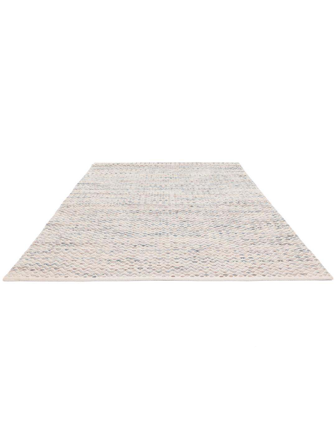 Handgeweven vloerkleed met een zacht beige en lichtgrijs chevronpatroon