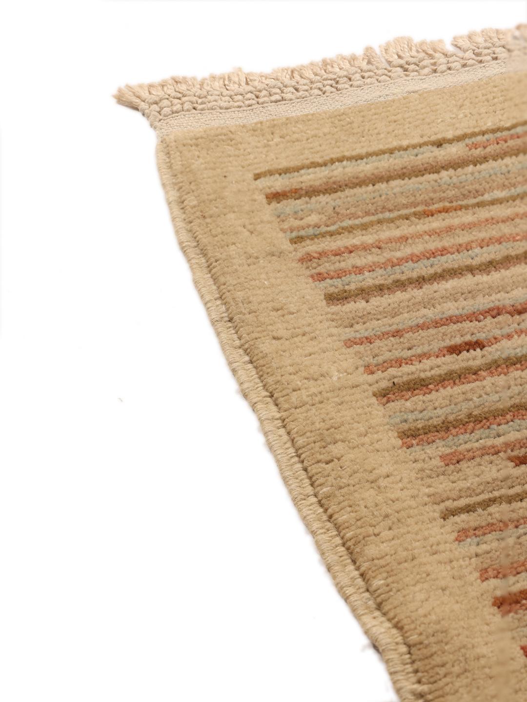 Håndknyttet afghansk tæppe i beige med horisontale teksturmønstre.