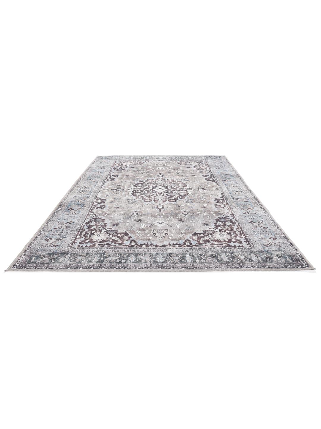 Rechthoekig grijs en beige vloerkleed met een traditioneel oosters patroon.