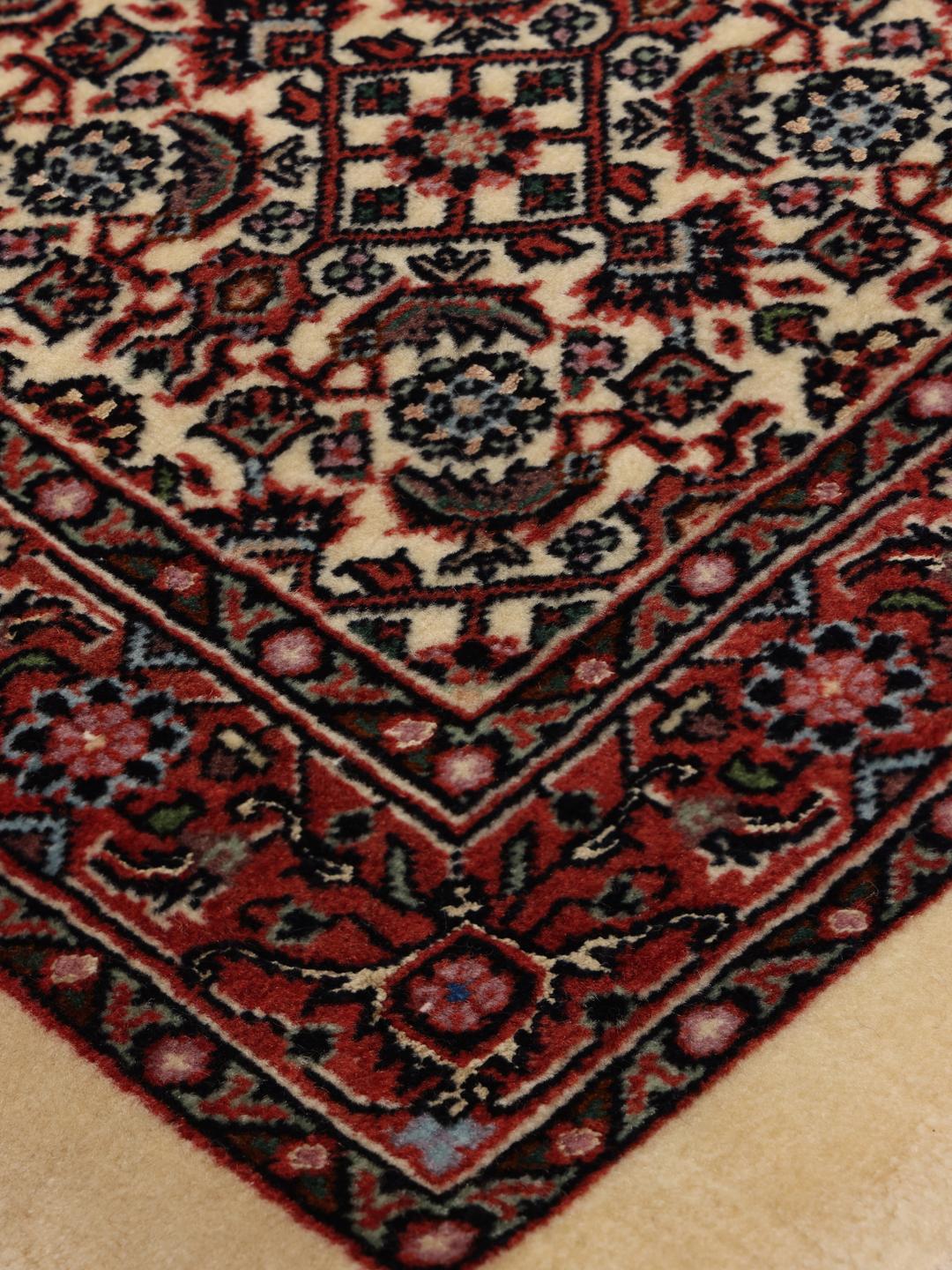 Handgeknoopte Bidjar loper met ingewikkelde bloemmotieven in rode en beige tinten