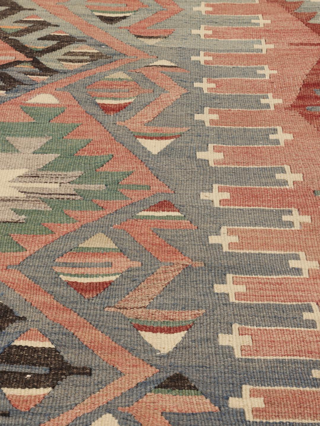 Tapis Kelim turc vintage avec des motifs géométriques dans des tons de rouge, vert et bleu