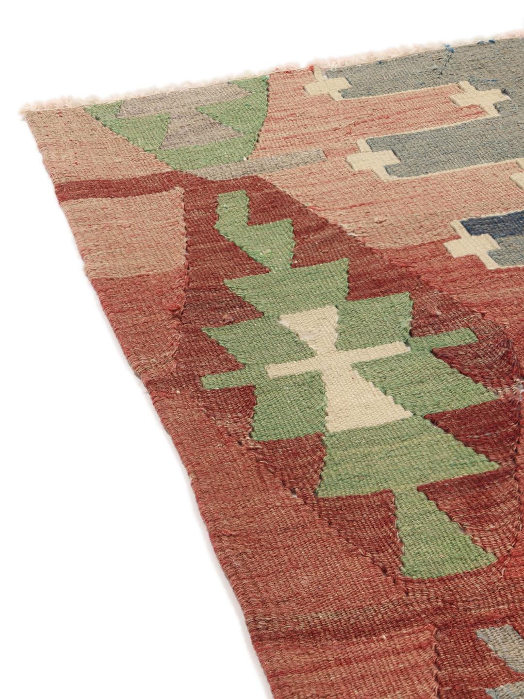 Tapis Kelim turc vintage avec des motifs géométriques dans des tons de rouge, vert et bleu