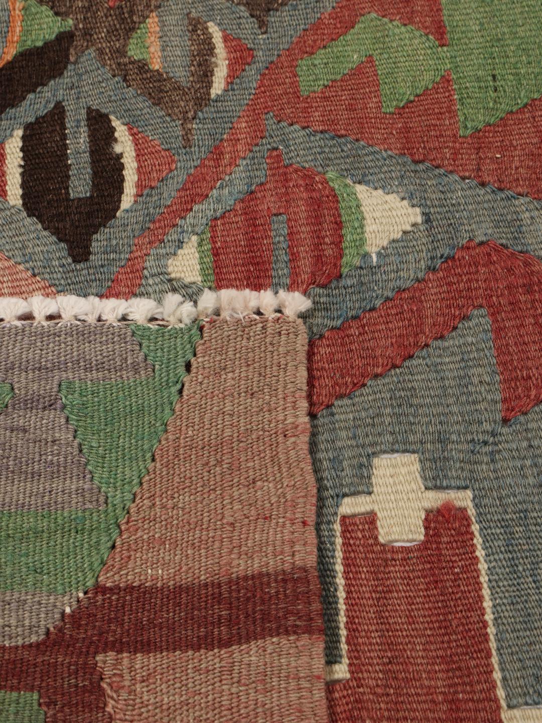 Tapis Kelim turc vintage avec des motifs géométriques dans des tons de rouge, vert et bleu