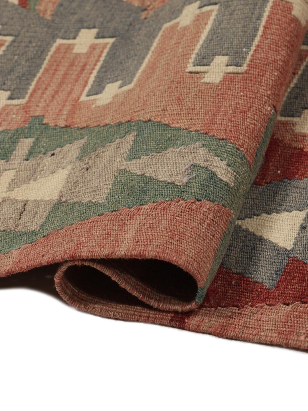 Tapis Kelim turc vintage avec des motifs géométriques dans des tons de rouge, vert et bleu