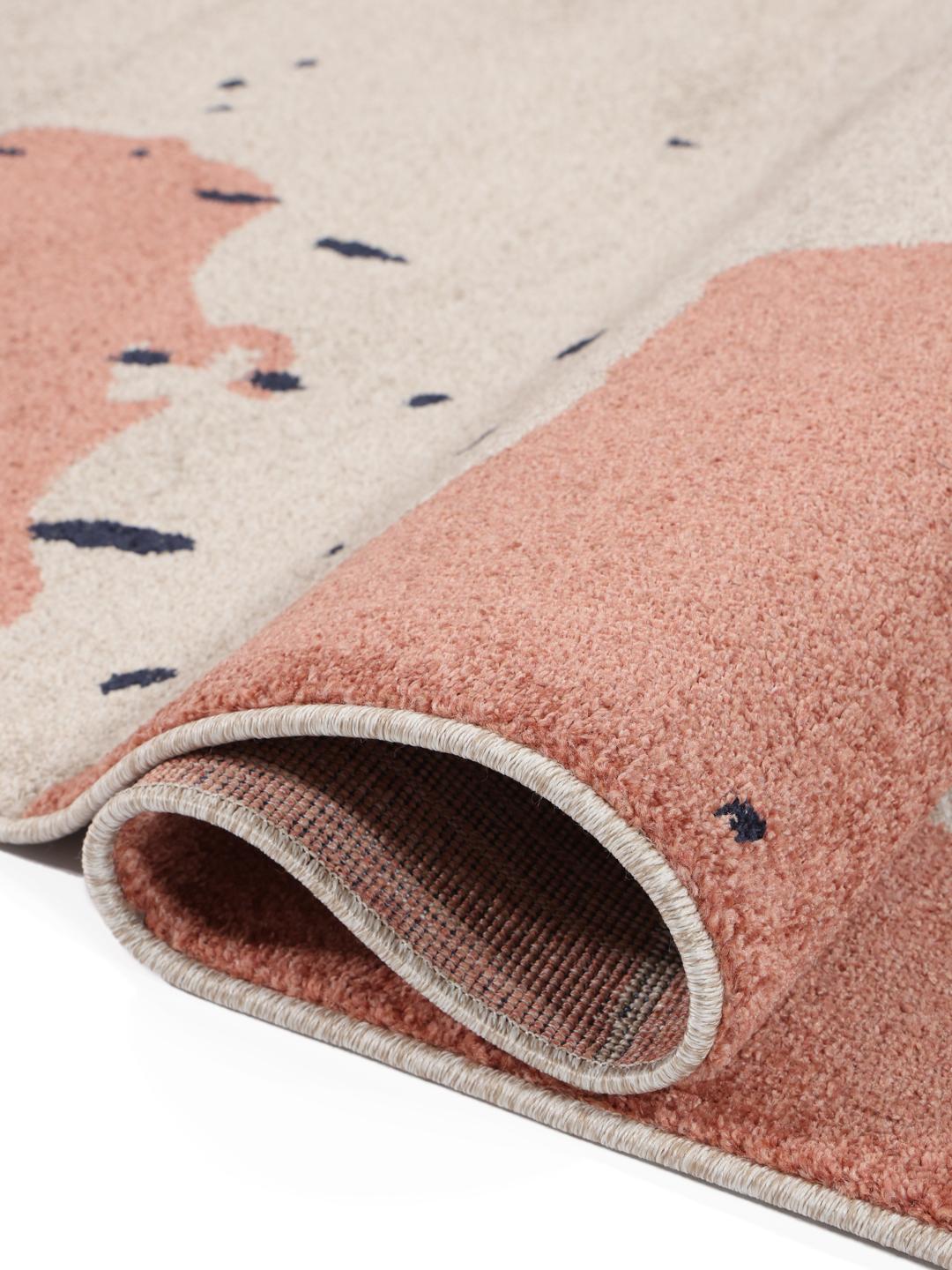 Rechthoekig blauw en beige vloerkleed met een abstract patroon.