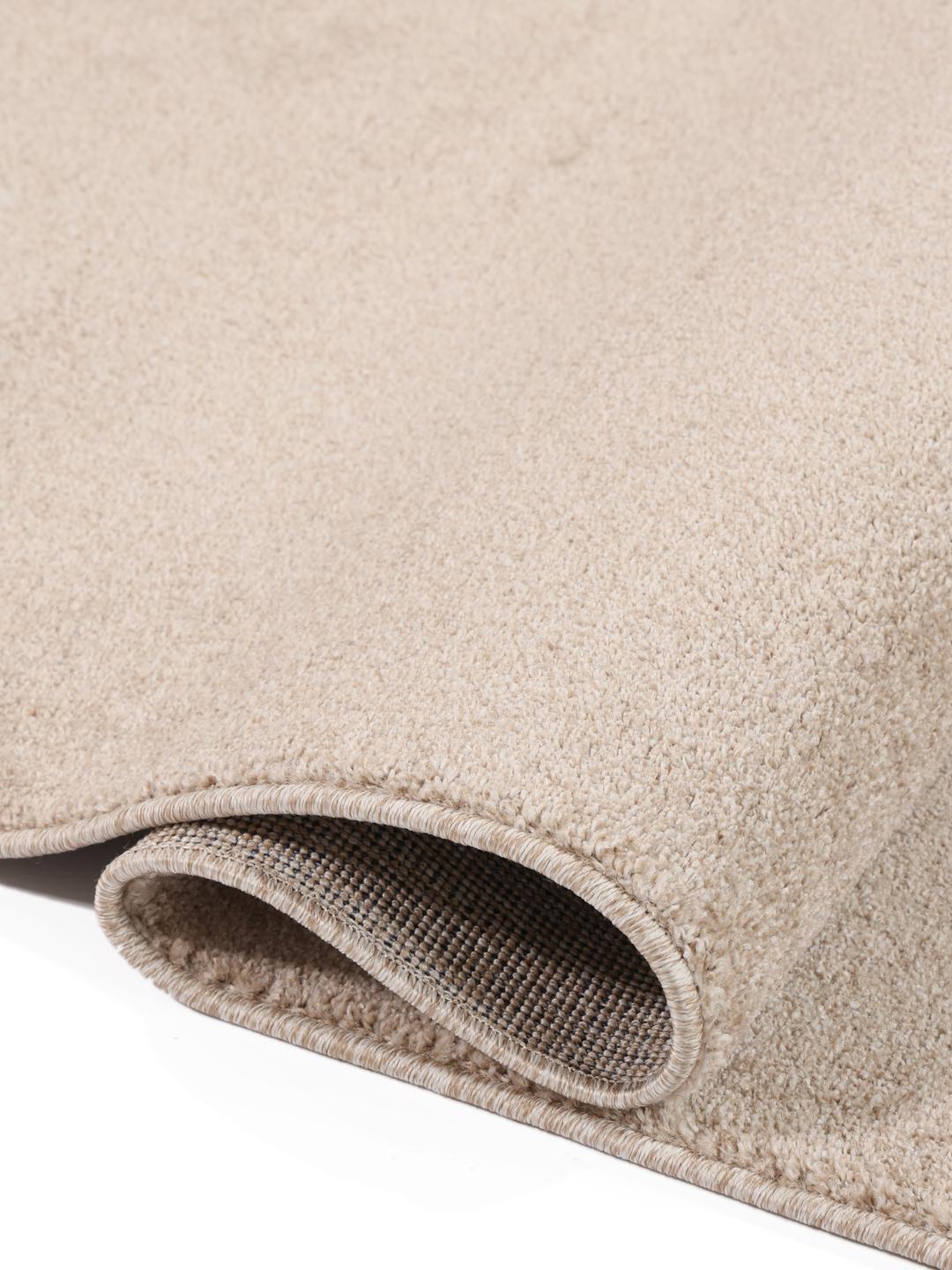 Beige vloerkleed met een zachte pool