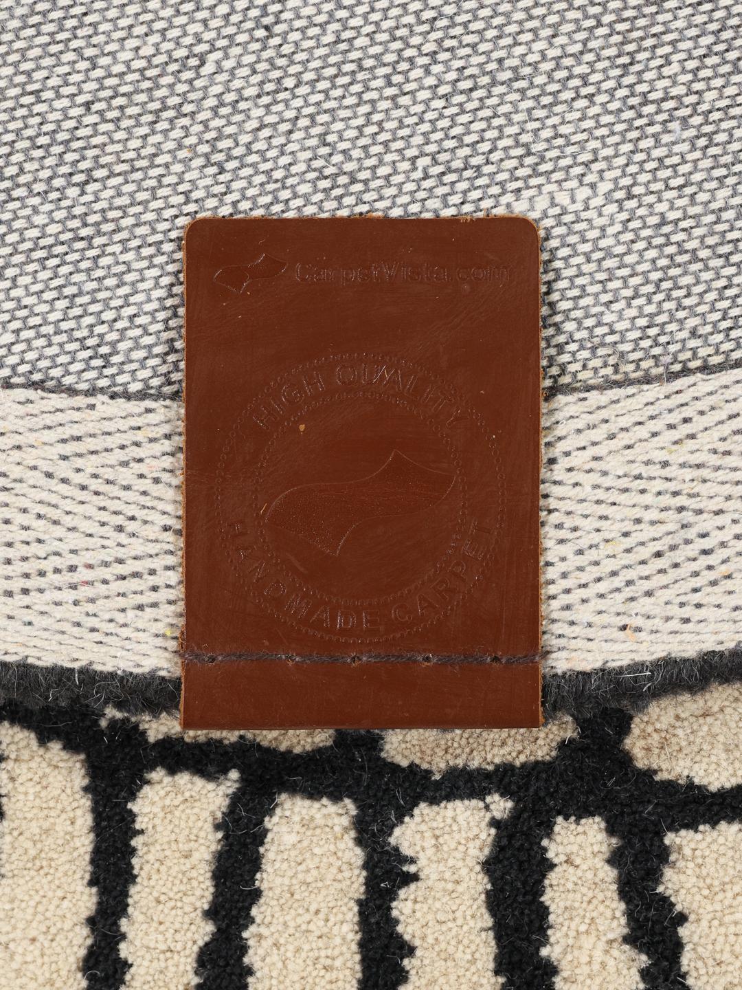 Rond beige en zwart tapijt