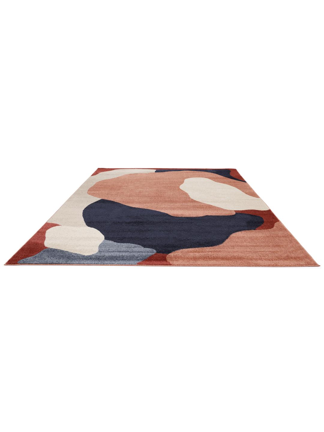 rood vloerkleed met abstracte vormen