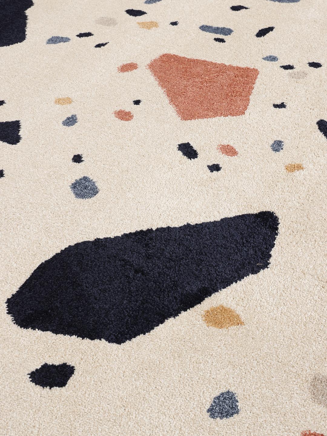 Cremebeige tæppe med terrazzomønster