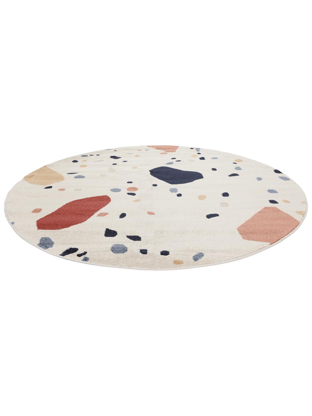 Rond vloerkleed met een op terrazzo geïnspireerd patroon in crème, beige en blauw.