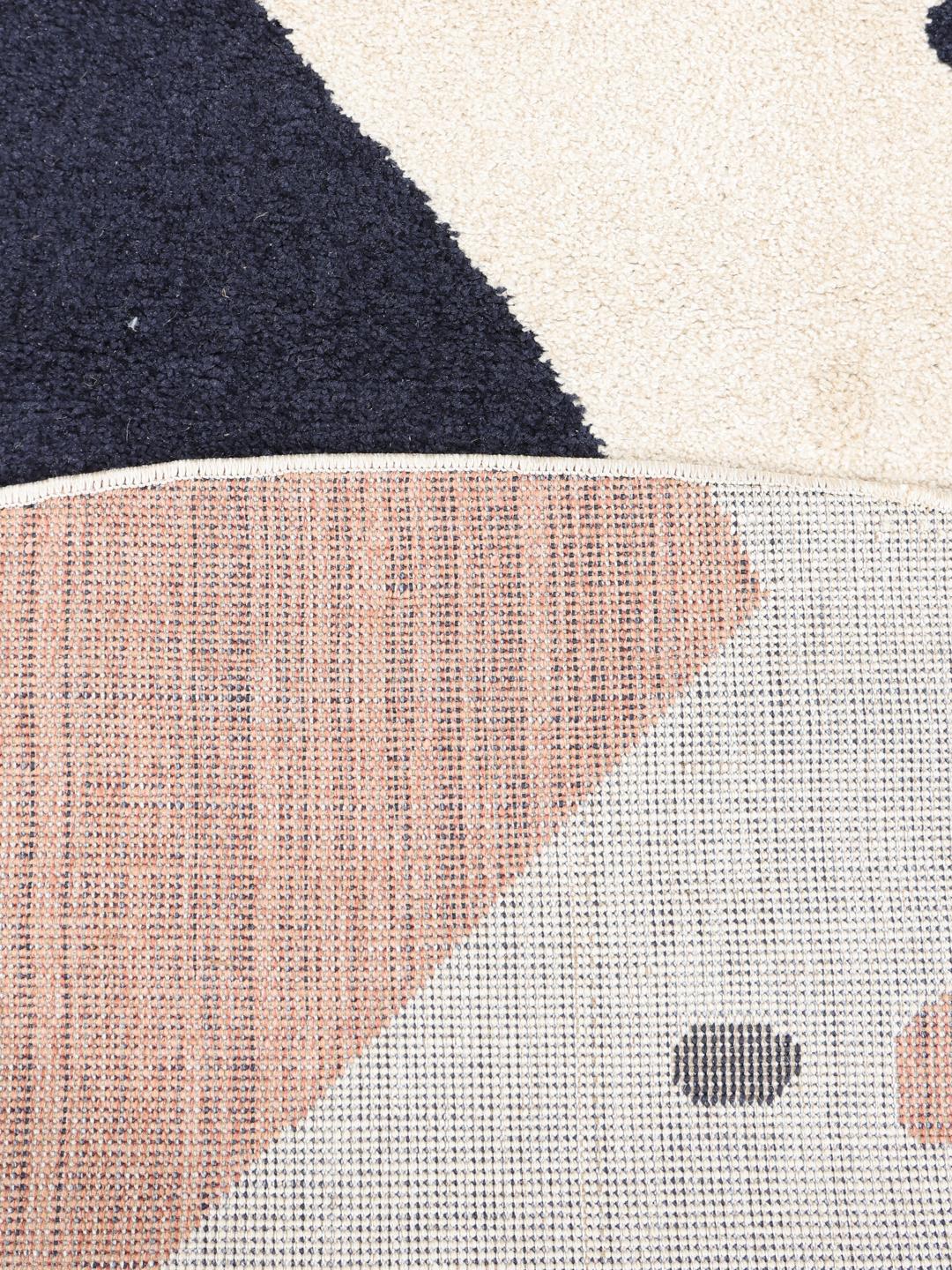 Rond vloerkleed met een op terrazzo geïnspireerd patroon in crème, beige en blauw.