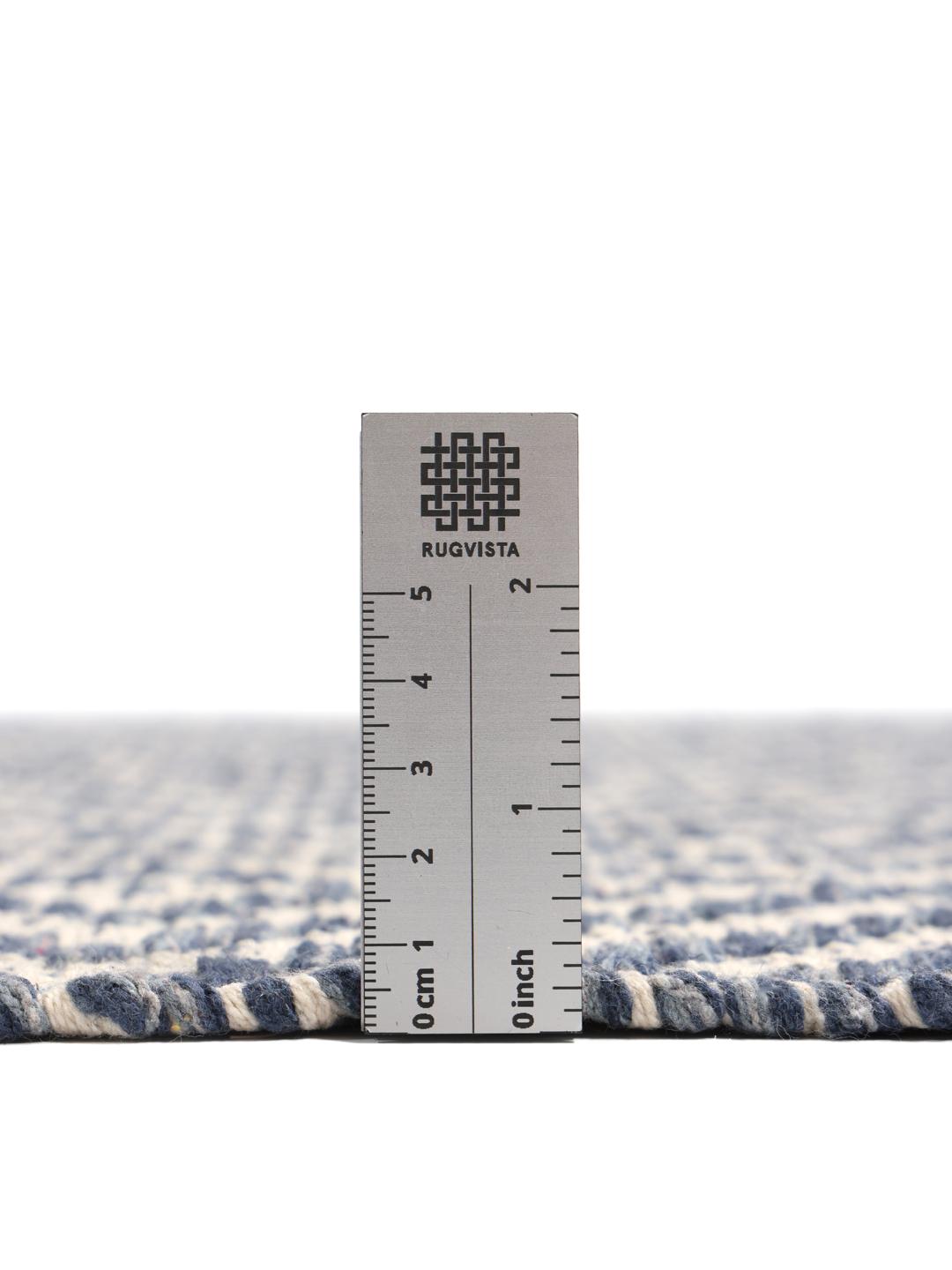 Håndvævet blå og hvid bomuldsløber med geometrisk mønster