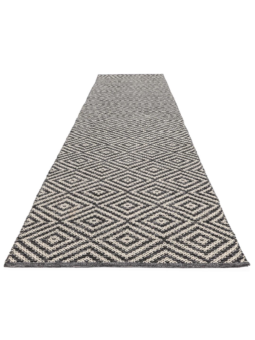 
    Solveig - Svart / Vit - 80 x 350 cm
  