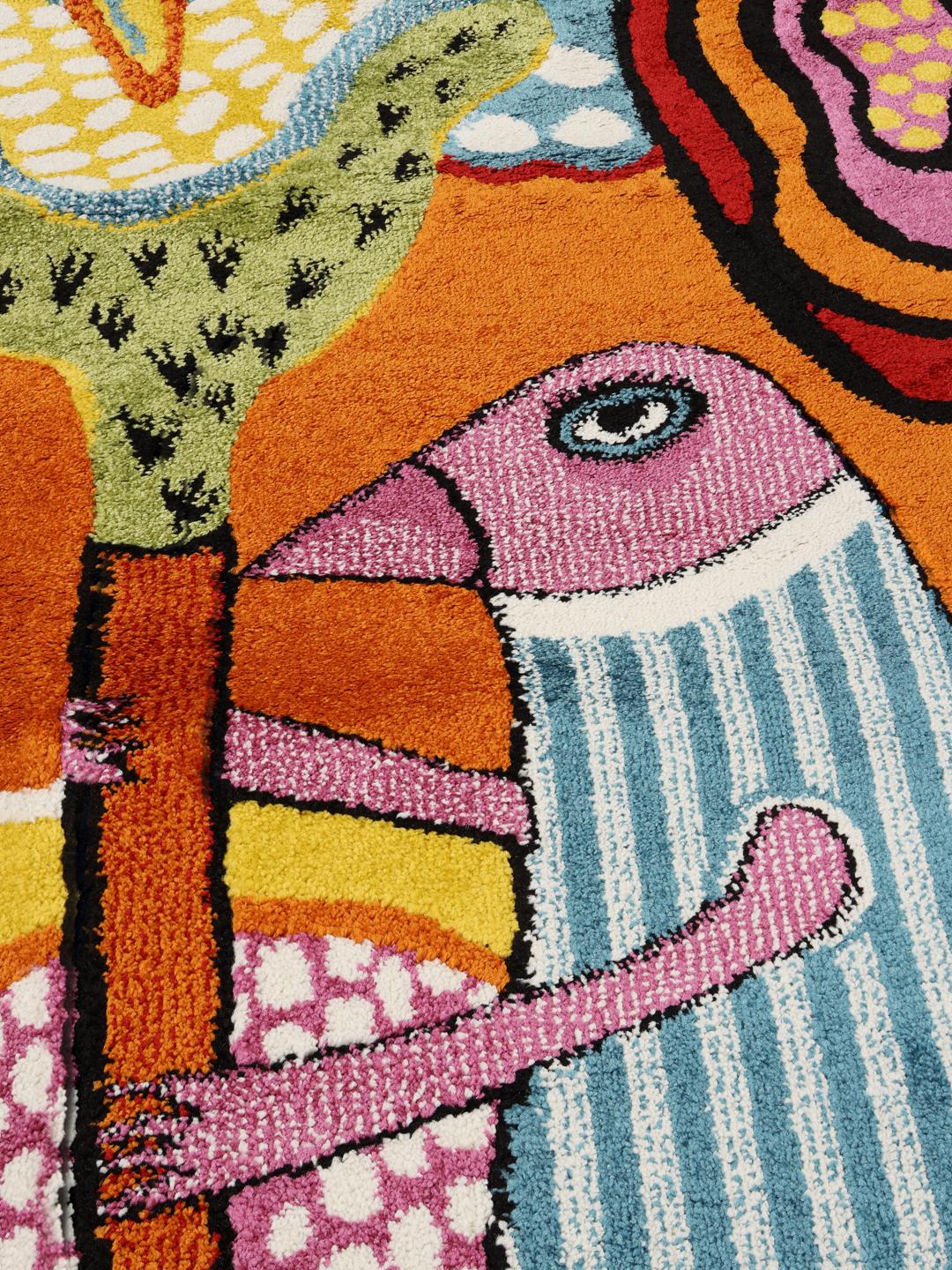 Alfombra multicolor con una escena imaginativa que incluye un pájaro y una figura
