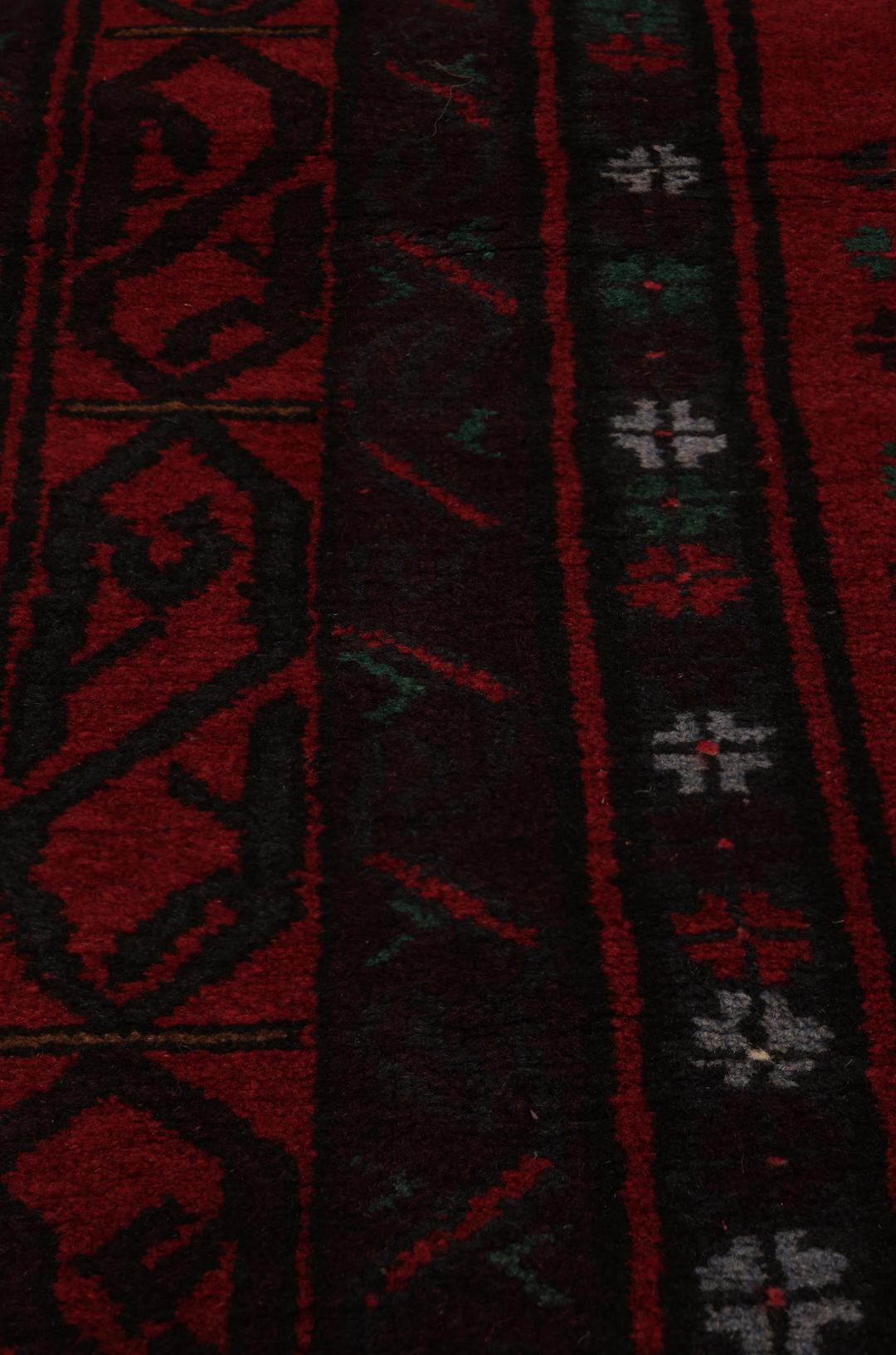 Autentyczny afgański dywan Baluch z głębokimi czerwonymi i czarnymi wzorami geometrycznymi