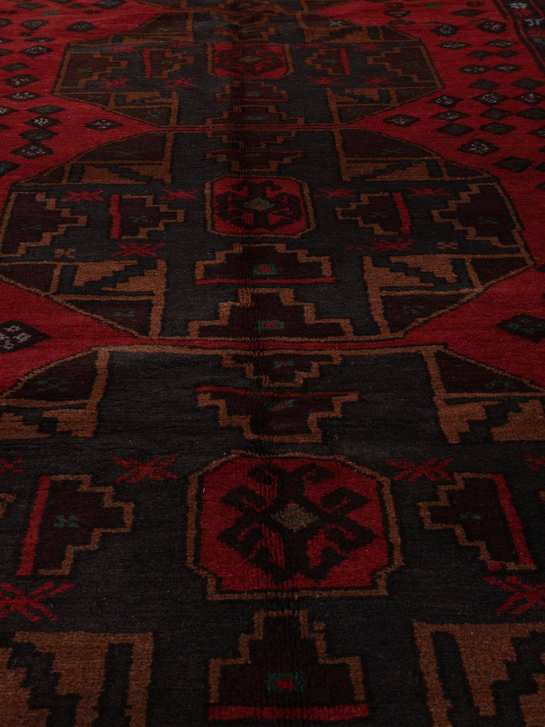 Autentyczny afgański dywan Baluch z głębokimi czerwonymi i czarnymi wzorami geometrycznymi