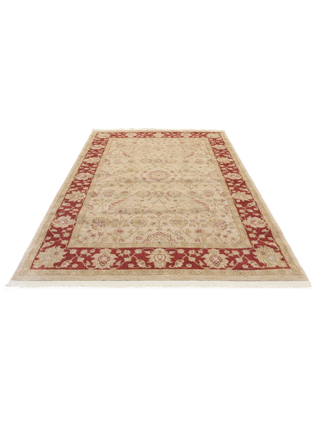 Tapis beige et rouge avec des motifs floraux
