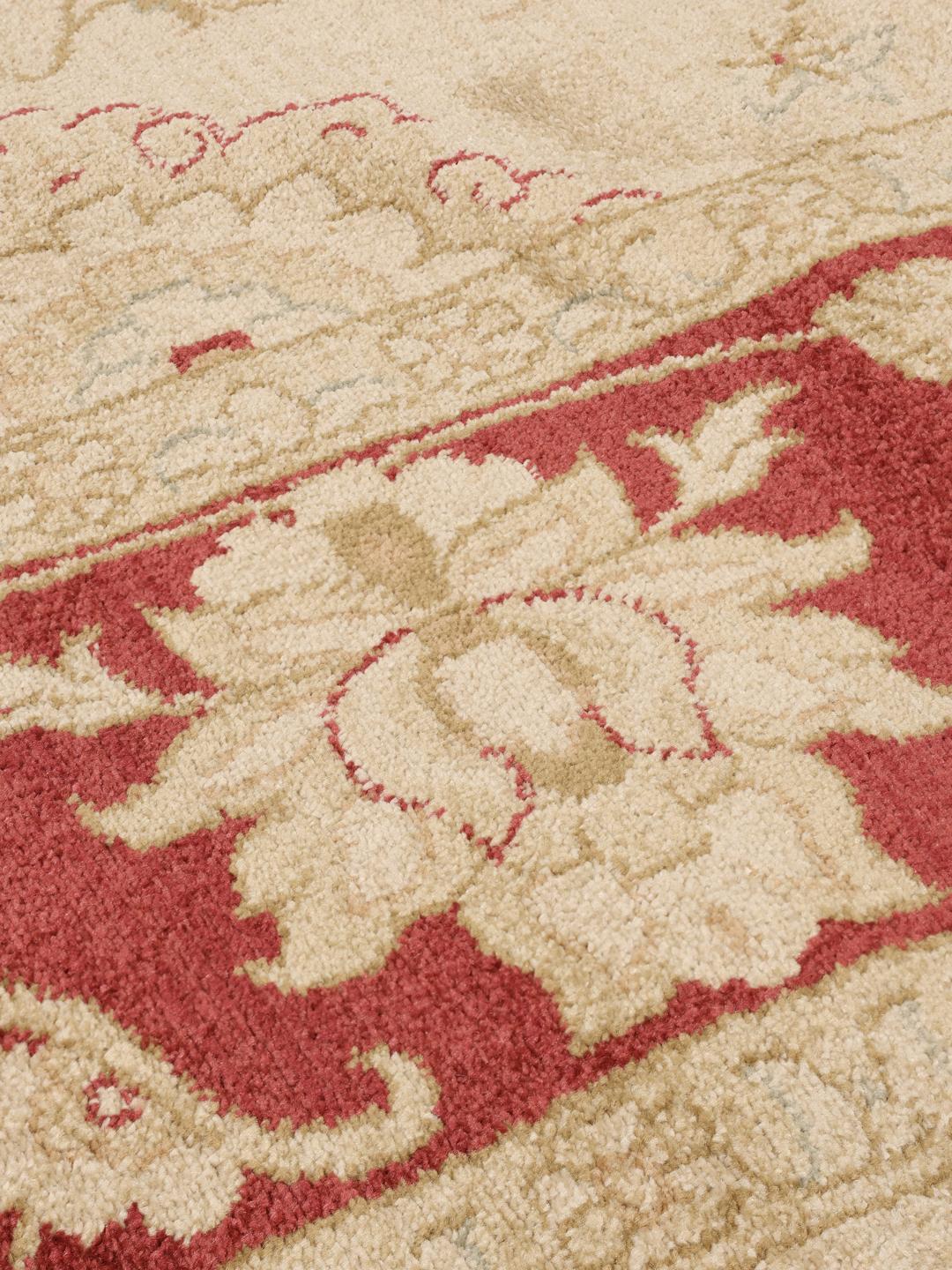 Tapis beige et rouge avec des motifs floraux