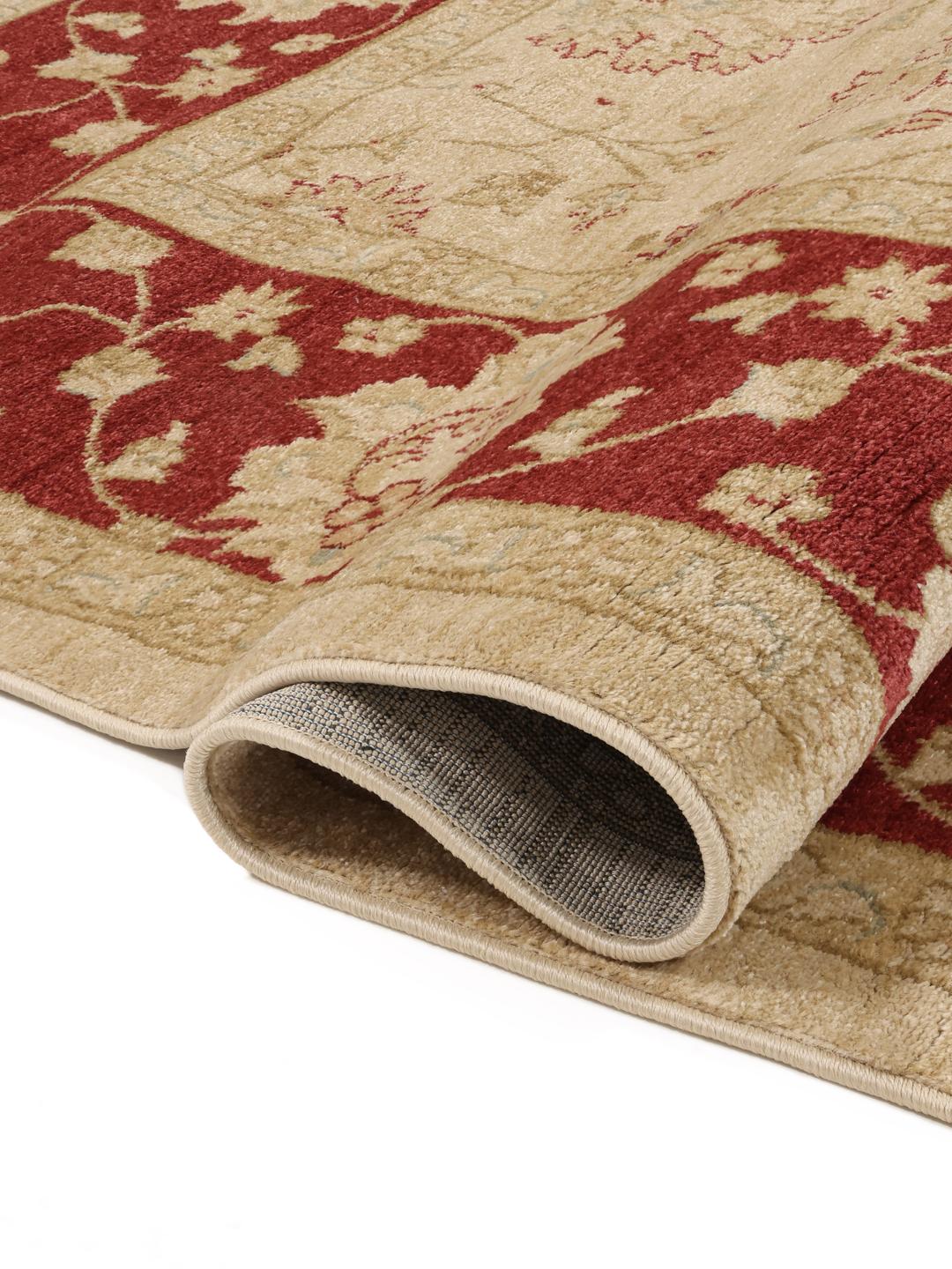 Tapis beige et rouge avec des motifs floraux