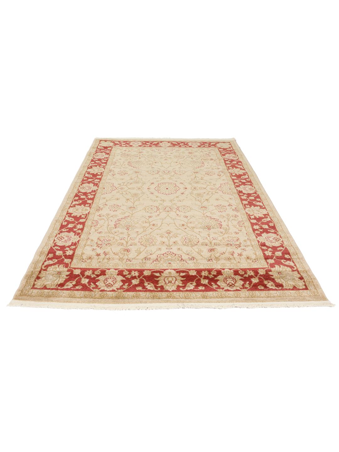 Beige og rødt tæppe med blomstermotiver