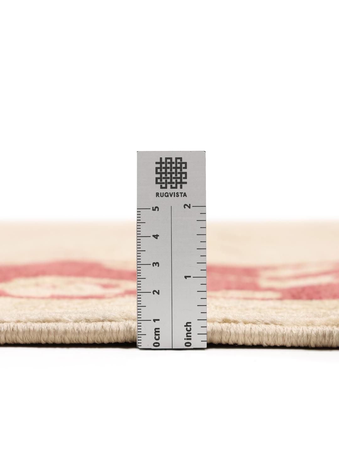 Tappeto beige e rosso con motivi floreali