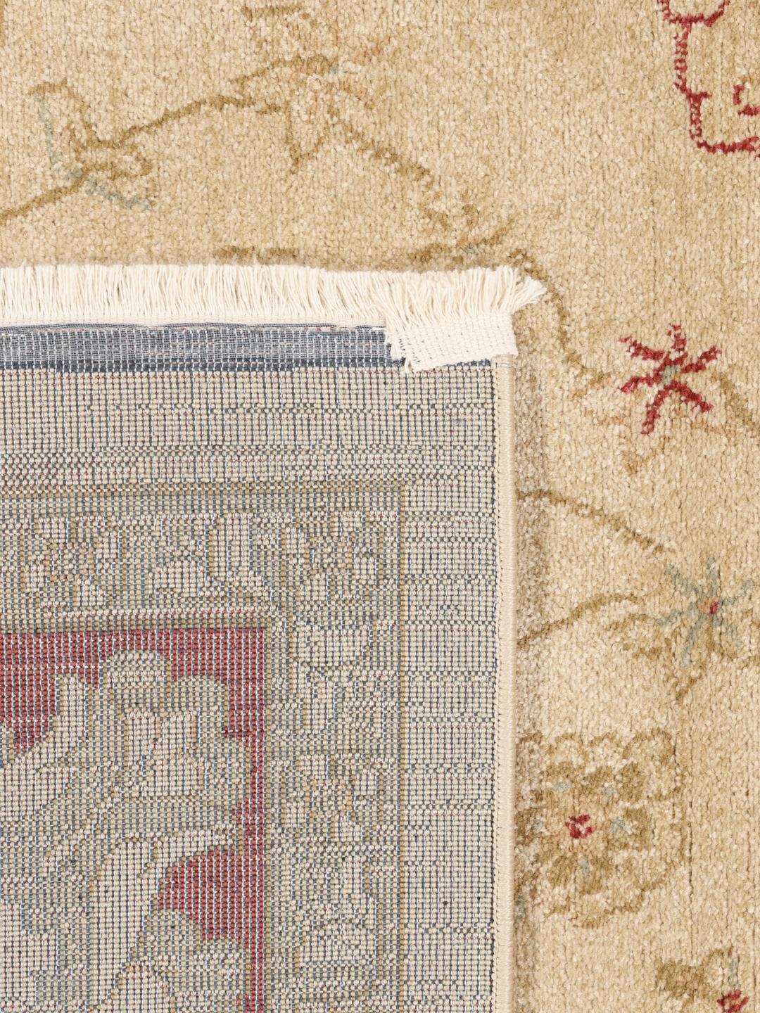 Tappeto beige e rosso con motivi floreali