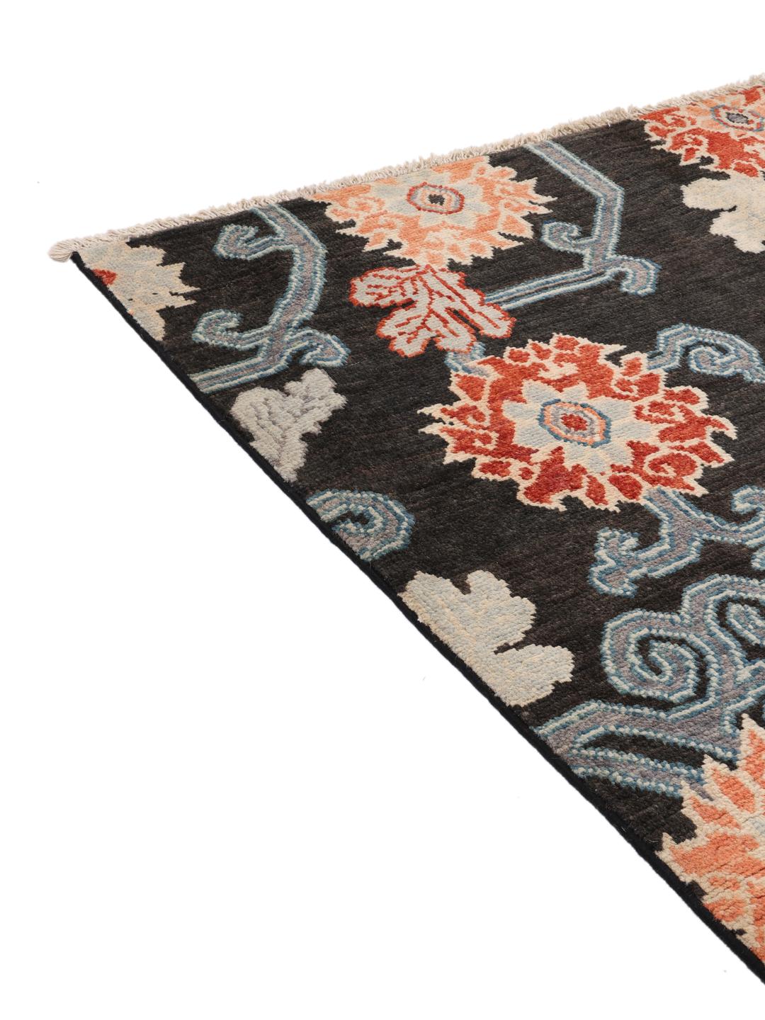 Alfombra Kazak afgana anudada a mano con campo negro y patrones florales