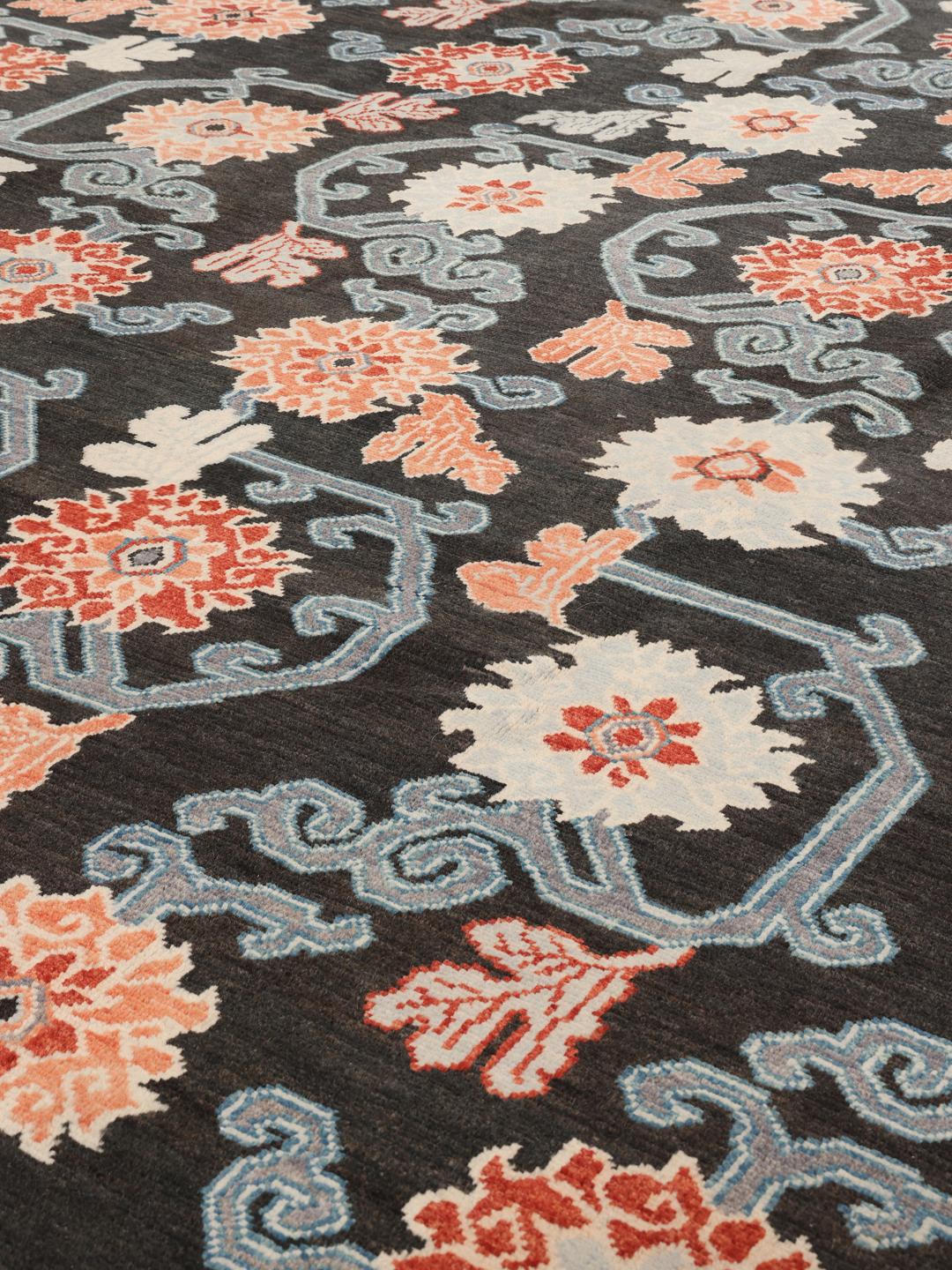 Alfombra Kazak afgana anudada a mano con campo negro y patrones florales