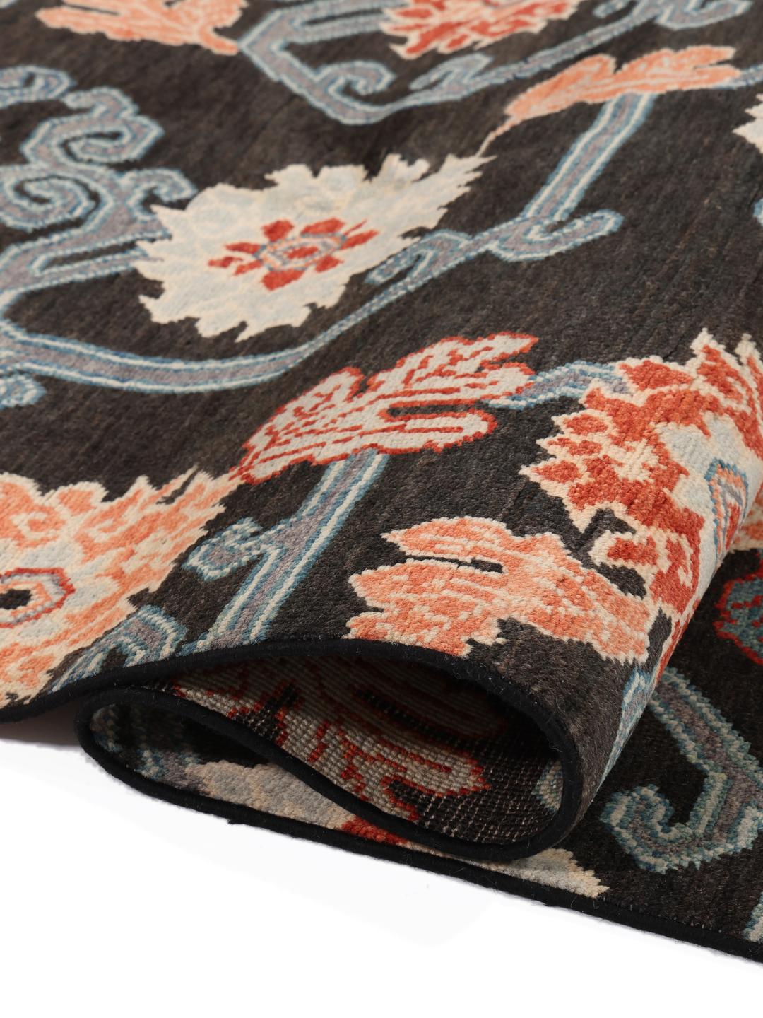 Alfombra Kazak afgana anudada a mano con campo negro y patrones florales