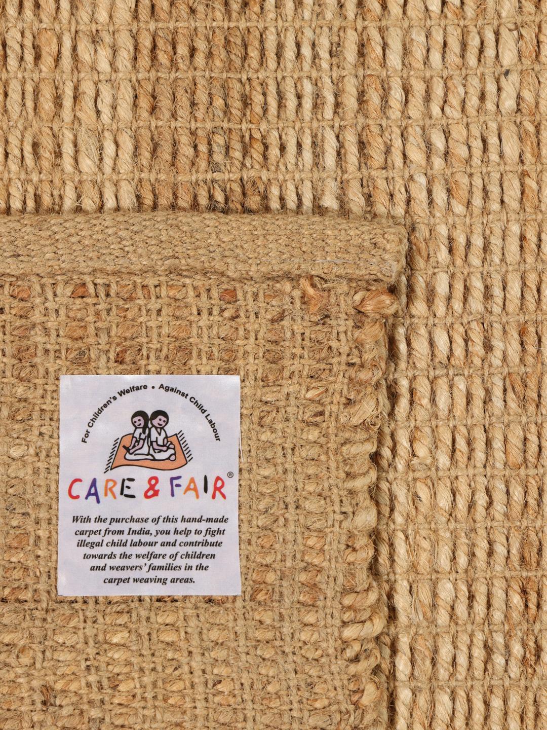 Tapis beige doté d'une texture tissée naturelle