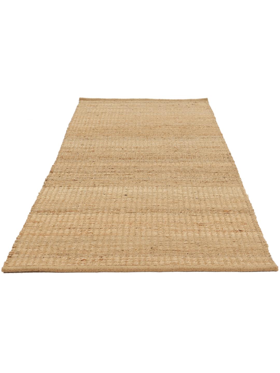 Beige løbertæppe med en naturlig vævet tekstur