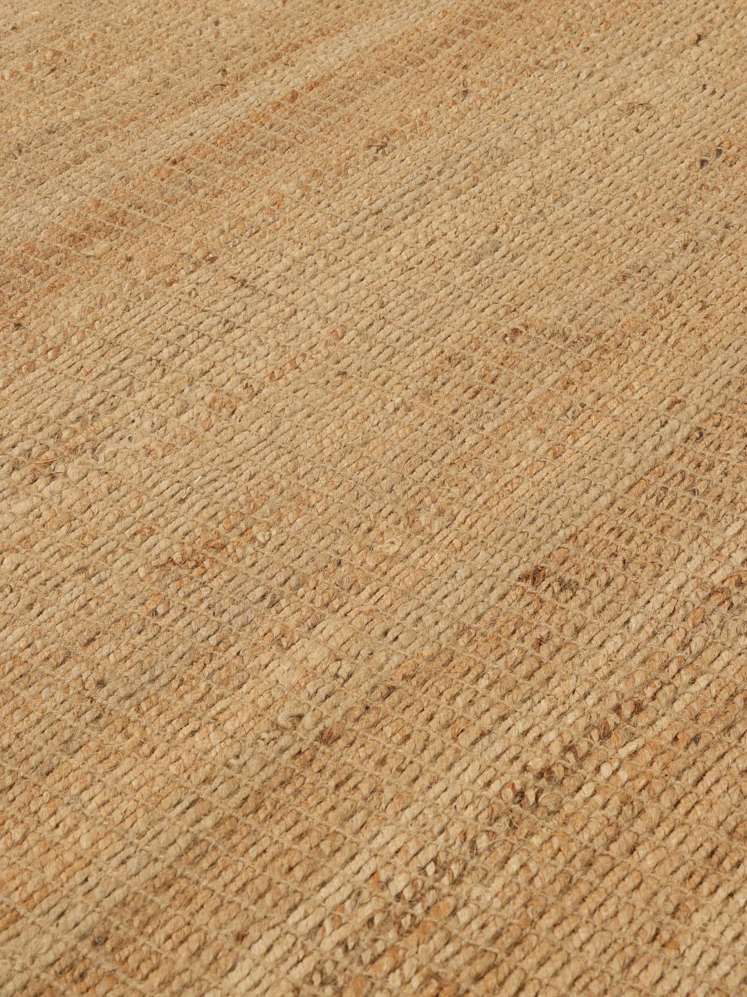 Beige løbertæppe med en naturlig vævet tekstur