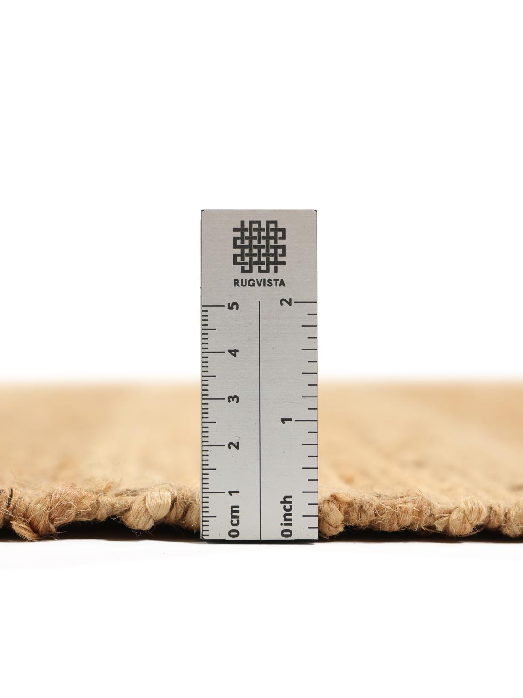 Beige løbertæppe med en naturlig vævet tekstur