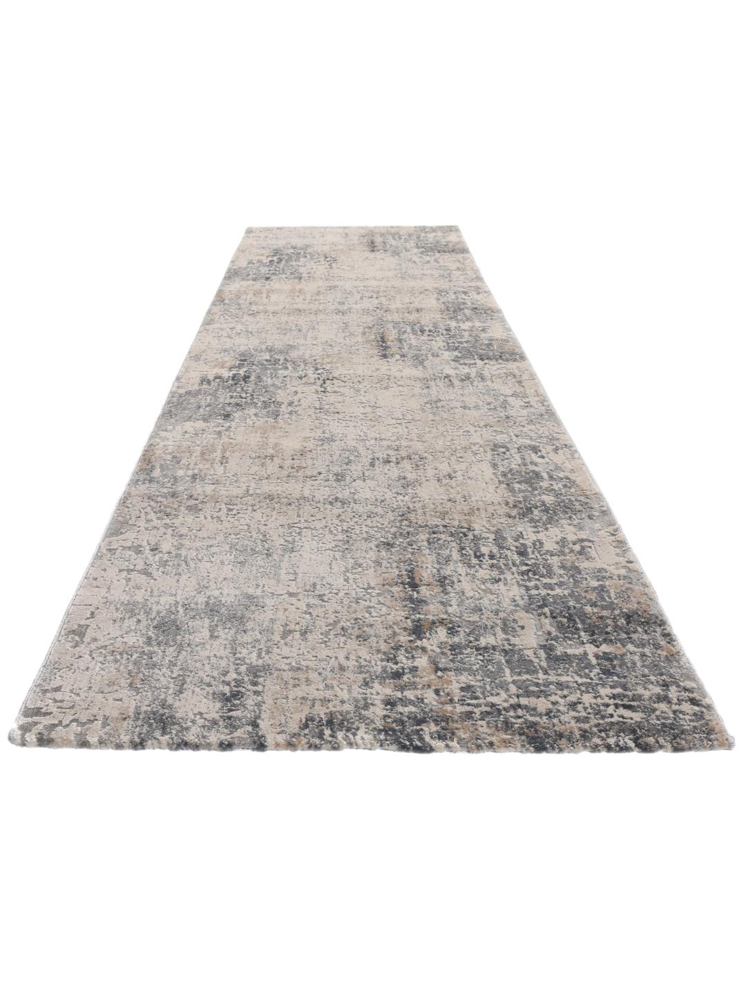 Een lange loper met een getextureerd, abstract patroon in grijze en beige tinten.