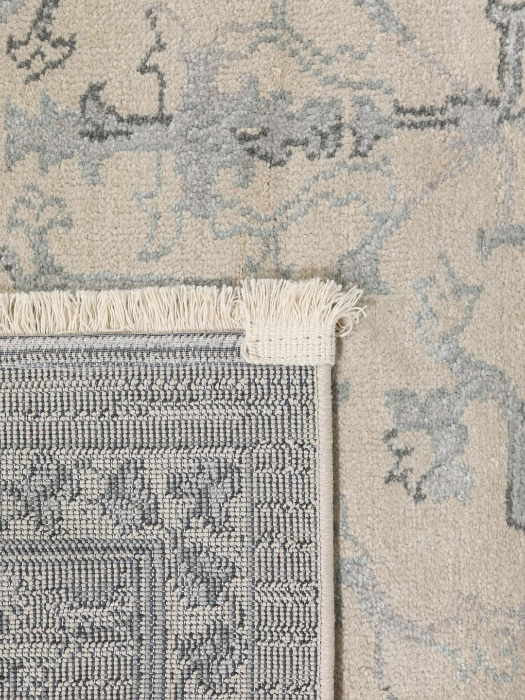 vierkant beige en lichtblauw tapijt met franjes