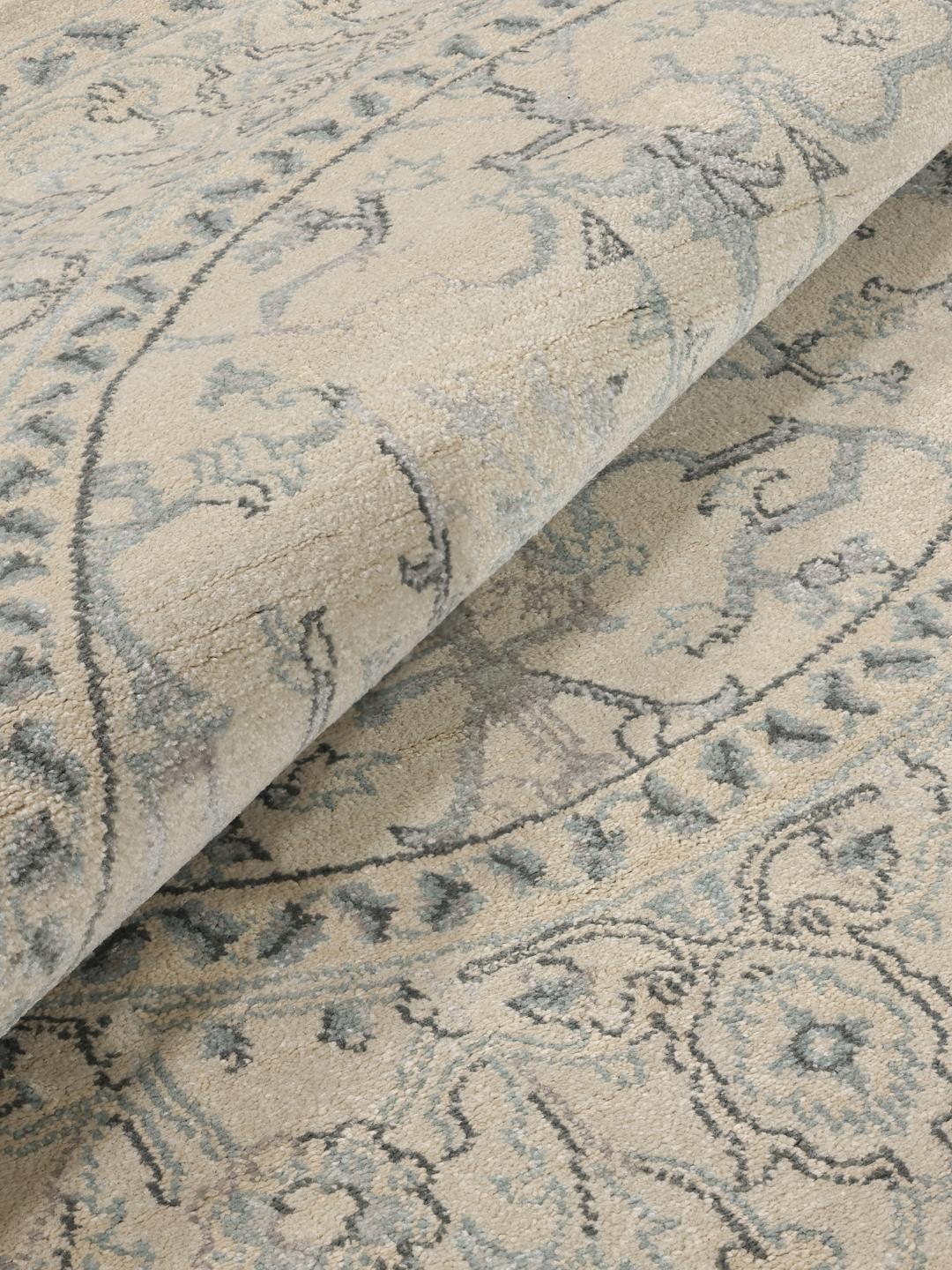 Rond tapijt in beige en lichtblauw met traditionele patronen